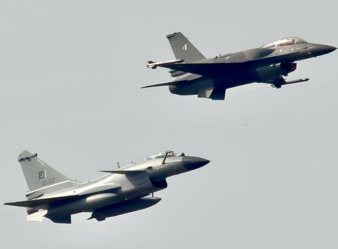 歼-10与F-16，谁更快？两款战斗机的速度与性能对比，歼-10与F-16战斗机速度及性能对比，谁更快？
