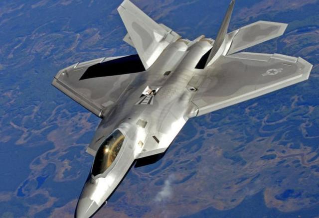 歼-20与F-22，究竟谁更厉害？，歼-20与F-22，谁更胜一筹？对比解析