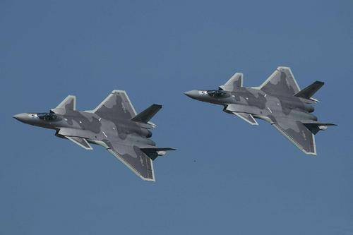 歼-20与F-22，究竟谁更大？，歼-20与F-22，谁更大？对比解析