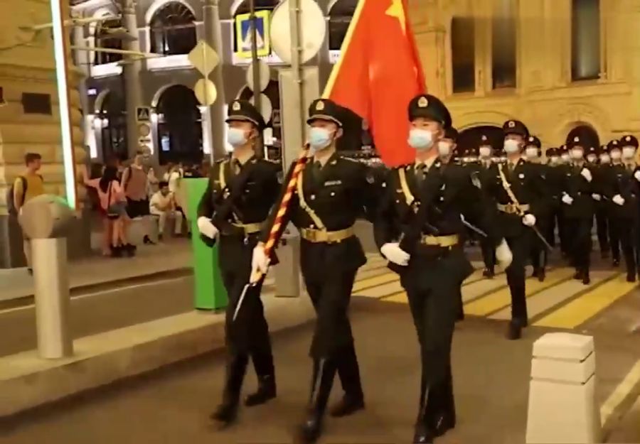 三军仪仗队街头表演，荣耀与风采的展现，三军仪仗队街头表演，荣耀风采的展现