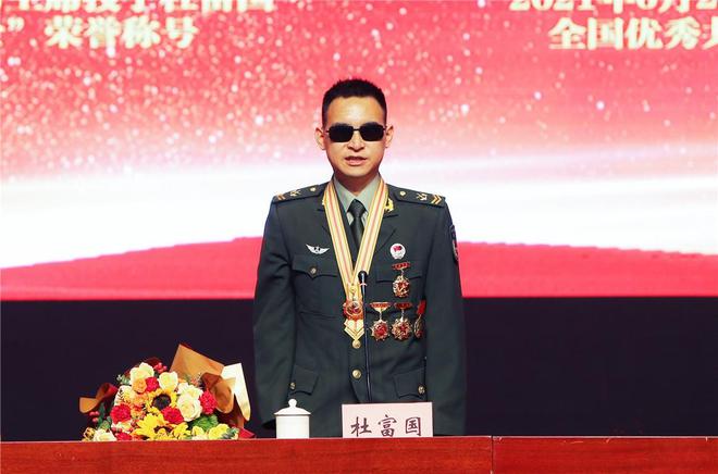 共和国勋章获得者杜富国的光辉事迹，杜富国，共和国勋章背后的光辉事迹
