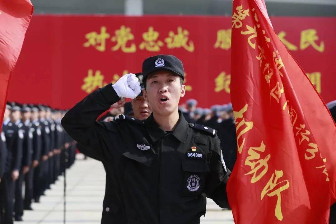 火箭军换发新军服告别陆军松枝绿，新时代的军容与使命，火箭军告别陆军松枝绿，新时代军容与使命焕新装