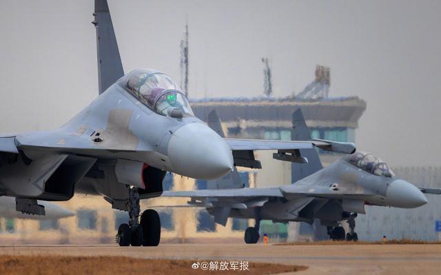 歼-16帅气图片，展现中国空军力量的独特魅力，歼-16战机风采，中国空军力量的独特魅力展示