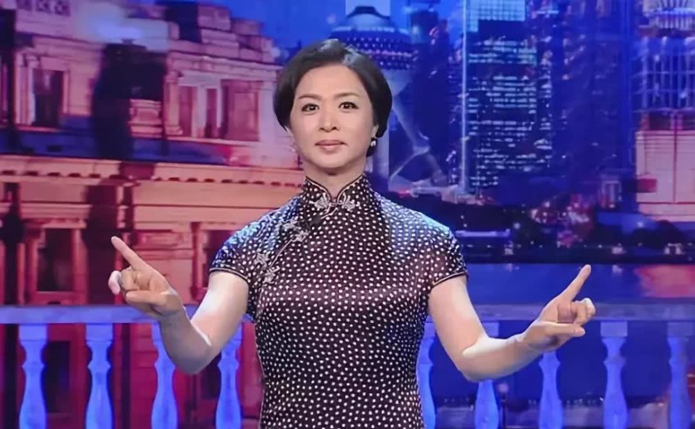 戎评说美女主持人——璀璨星辰中的耀眼明珠，戎评揭秘，美女主持人——星辰中的璀璨明珠