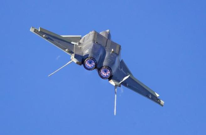 歼-20B完全版现身，揭示中国空军新一代战机的无限潜力，歼-20B完全版揭示中国新一代战机潜力，空军力量再升级