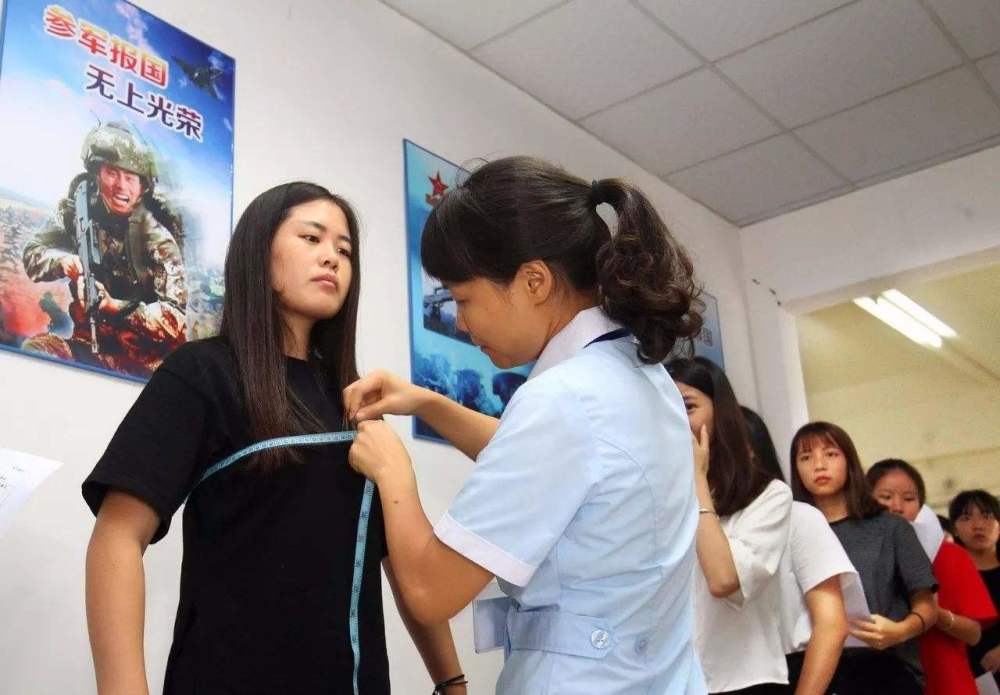 女兵入伍体检经历，挑战与成长，女兵入伍体检之旅，挑战与成长的历程