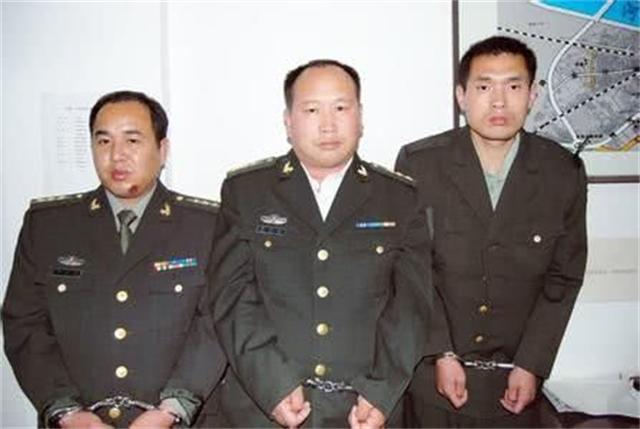 部队留十二年容易吗？深度探讨军人长期服役的艰辛与挑战，深度探讨，军人长期服役的艰辛与挑战——部队留十二年是否容易？