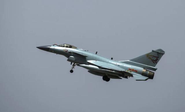 歼-10座舱揭秘,打开座舱盖的震撼瞬间,揭秘歼-10座舱,打开座舱盖的震撼瞬间