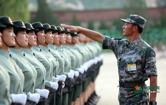 白求恩医疗方队的女兵们前往集结地点，白求恩医疗方队女兵集结启航