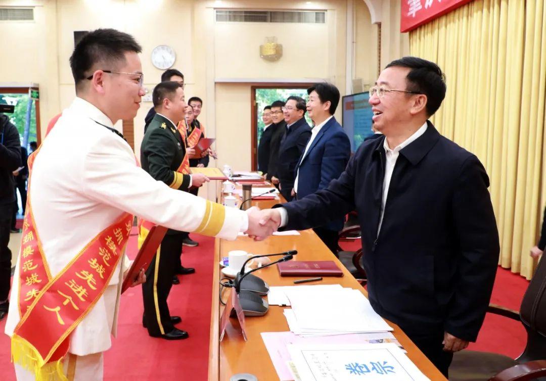 国防军事战线的英雄模范，国防军事战线的英雄模范，典范之光，荣耀传承