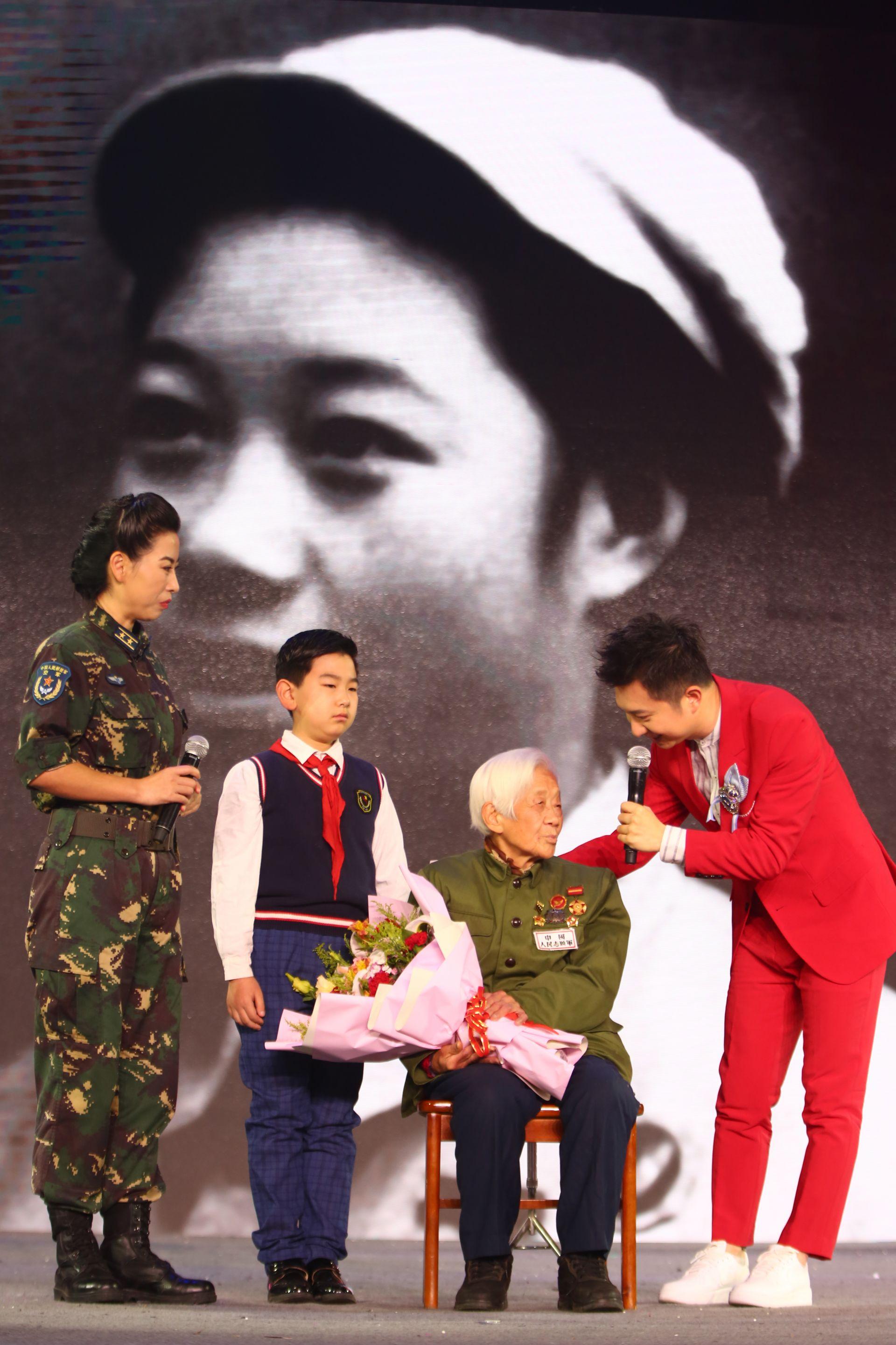 美国女兵的照片，力量与荣耀的象征，美国女兵的力量与荣耀，照片揭示的坚韧精神