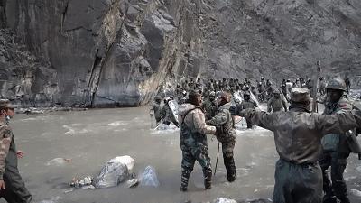 中国女兵的飒爽英姿，图片中的力量与荣耀，中国女兵风采，飒爽英姿中的力量与荣耀