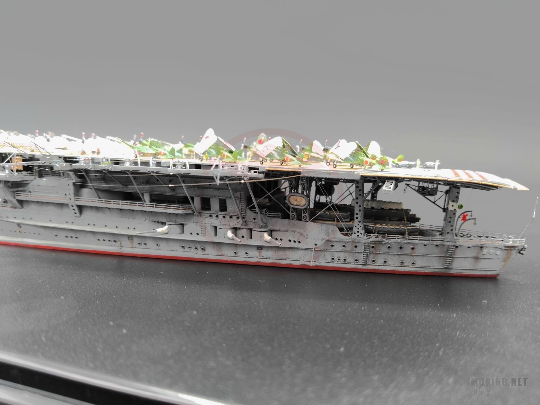 如何形容航空母舰模型，雄伟微缩，展现海上霸主风采，航空母舰模型，微缩的雄伟，展现海上霸主风采