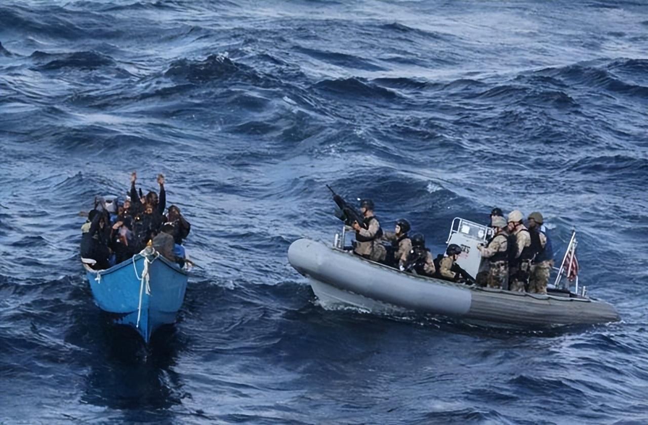 中国海军，反海盗行动中的英勇救援——真实画面记录，中国海军反海盗行动中的英勇救援，真实记录的画面