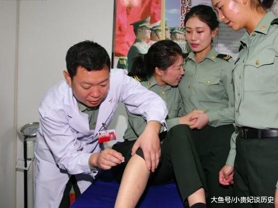 首长对女兵体检的严谨与尊重，首长对女兵体检展现严谨与尊重态度