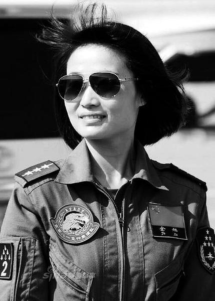 八一飞行表演队女飞行员名单——翱翔蓝天的女英雄们，八一飞行表演队女飞行员名单揭秘，翱翔蓝天的女英雄风采展示