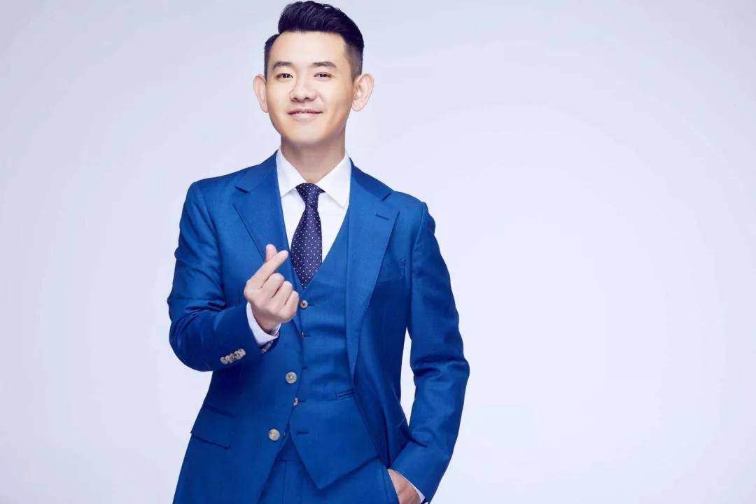 军事节目男主持人有哪些，他们的角色与影响力，军事节目男主持人概览，角色、影响力及人物介绍