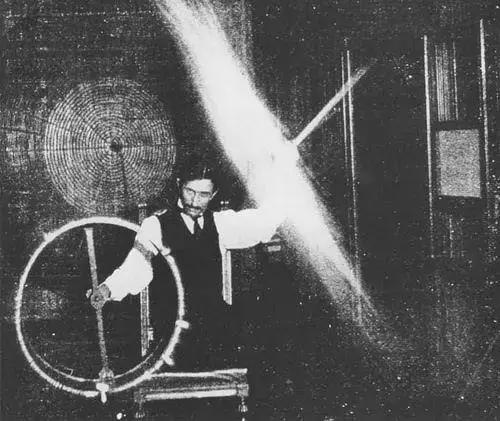 死光武器与激光武器，两种武器的辨析，激光与死光武器辨析，技术差异与应用前景