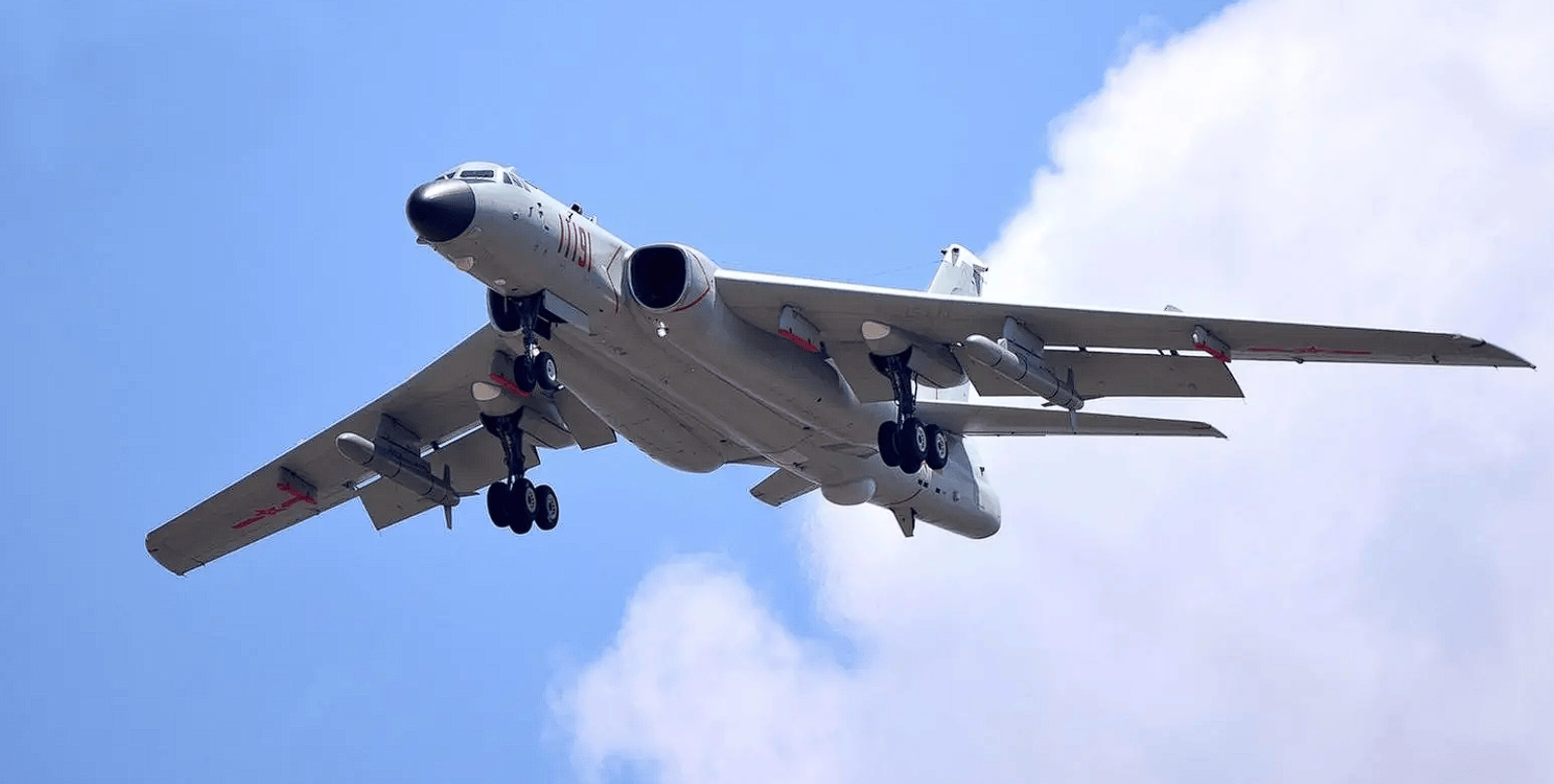 轰6K与B-52，空中巨龙的对比与探析，轰6K与B-52，空中巨龙的对比探析