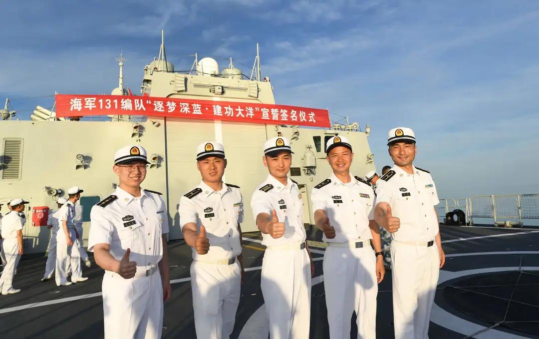 中国海军护航行动，揭秘中国海军舰艇抚顺舰在亚丁湾的护航之旅，中国海军舰艇抚顺舰揭秘，亚丁湾护航之旅的勇者风采