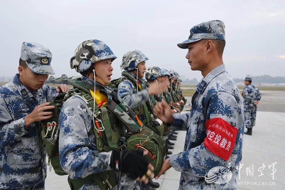 湖北荆门空降兵，英勇无畏，忠诚担当，湖北荆门英勇空降兵，忠诚担当，无畏前行