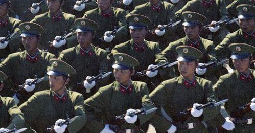 2019年阅兵式上的正步劈枪，展现中国力量的瞬间，阅兵正步劈枪，展现中国力量的震撼瞬间