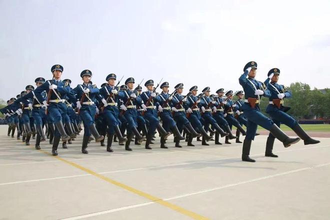中国空军航空大学与空军地勤的紧密纽带，中国空军航空大学与空军地勤的紧密合作纽带