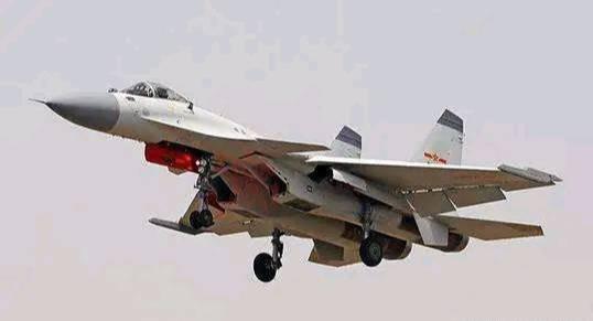 揭秘歼-15飞鲨战斗机折叠方法,尖端科技与军事力量的完美结合,歼-15飞鲨战斗机折叠技术揭秘,尖端科技与军事力量的融合典范