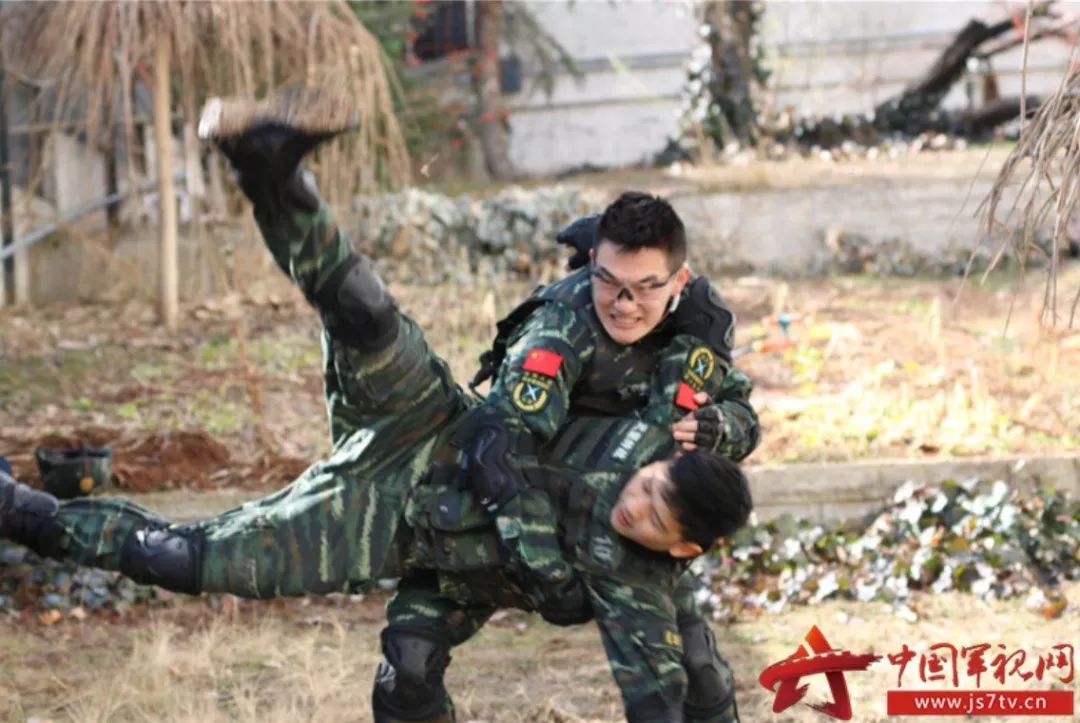 武警特战与特种兵，谁更厉害？，武警特战与特种兵，谁更胜一筹？