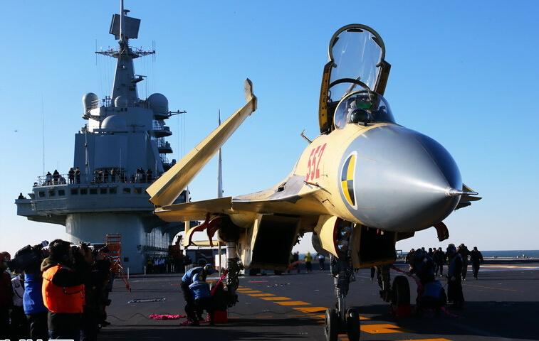 航母歼15着舰，中国海军航空兵力量的崭新篇章，中国海军航空兵力量新篇章，航母歼-15成功着舰