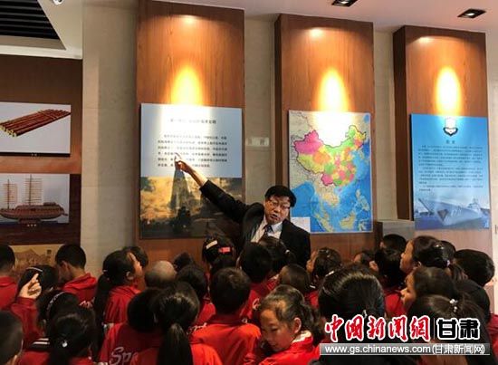 人民海军辉煌七十年，荣耀与担当的壮丽篇章，人民海军七十年辉煌历程，荣耀与担当的壮丽篇章