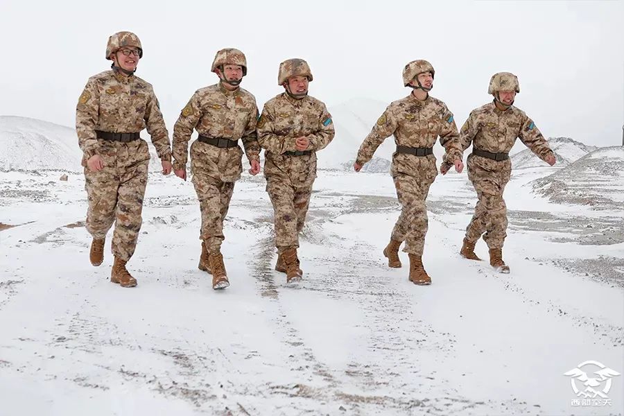 武警军装与解放军军装的区别在哪里,武警军装与解放军军装的区别解析