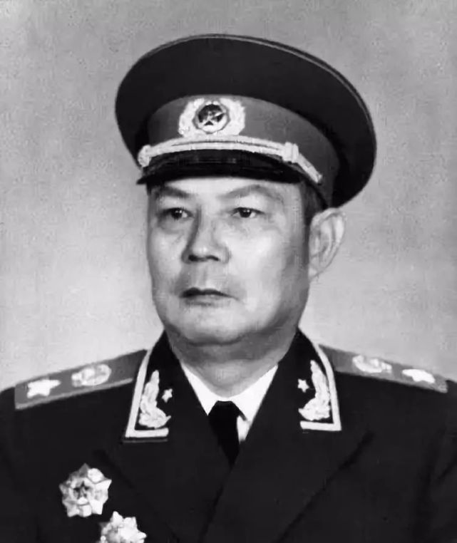 中华人民共和国首任国防部长，林彪与国防建设的奠基之路，中华人民共和国首任国防部长，林彪与国防建设的开创之路