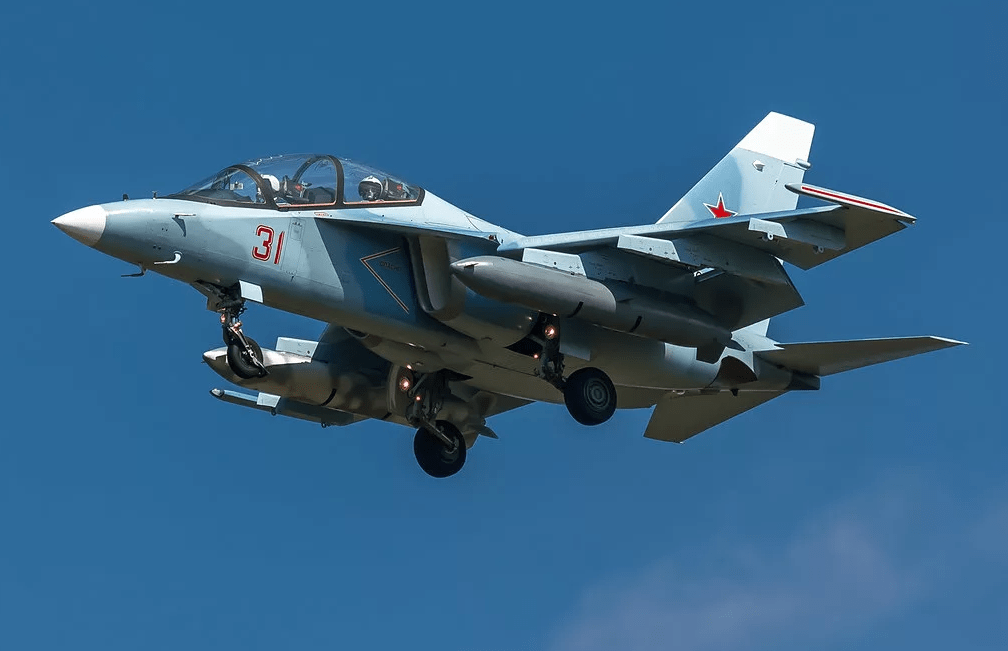 雅克130与猎鹰15,两款飞机的深度对比,雅克130与猎鹰15深度对比解析