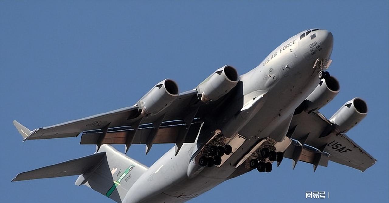 运输机与战斗机，两种截然不同的航空器角色，运输机与战斗机，航空器角色的独特对比