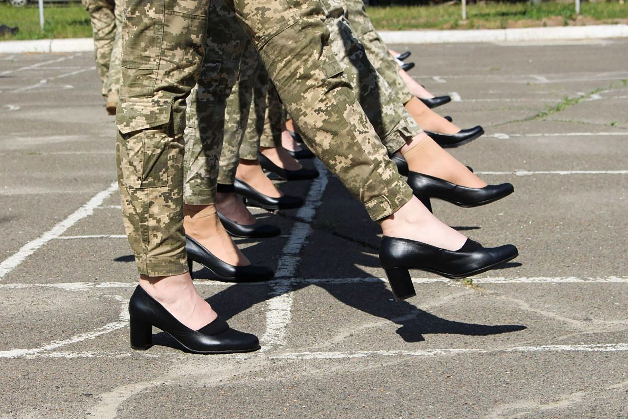 部队女兵可以穿高跟鞋吗？——对军事规范与性别平等的思考，部队女兵高跟鞋穿着规定，军事规范下的性别平等议题探讨