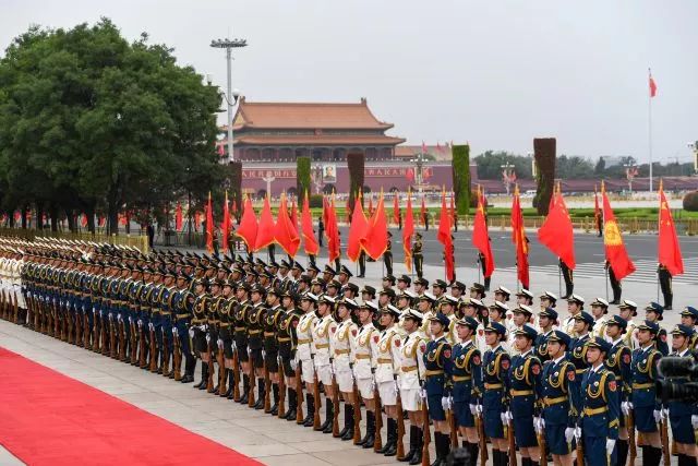中国人民解放军仪仗队女兵的生活，大院内外，中国人民解放军仪仗队女兵的生活揭秘，大院内外风采展示