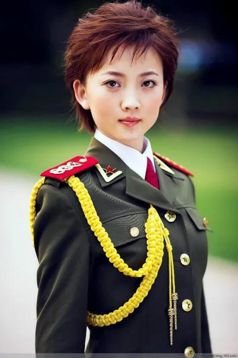 解放军中的璀璨明珠，女兵照片背后的故事，解放军中的璀璨明珠，女兵照片背后的故事揭秘