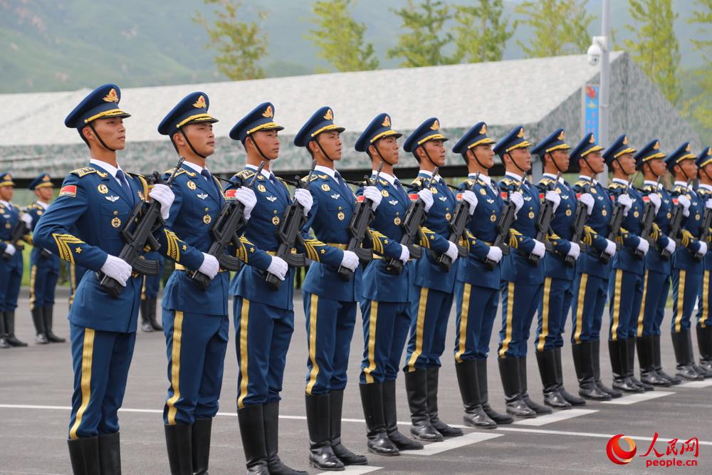 三军女兵方队队员，展现新时代巾帼英雄风采，新时代巾帼英雄，三军女兵方队的风采展示