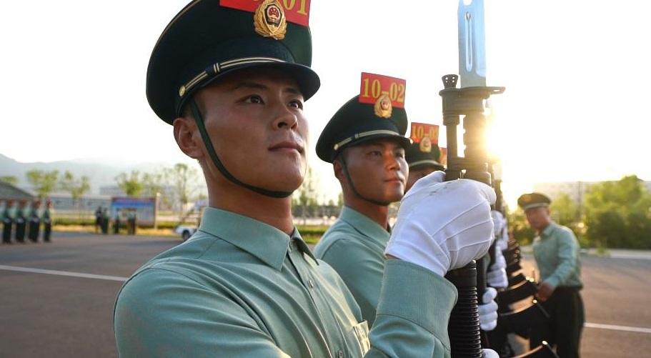现在三军仪仗队擎旗手——时代的荣光与使命的担当，三军仪仗队擎旗手，时代荣光与使命担当的诠释者