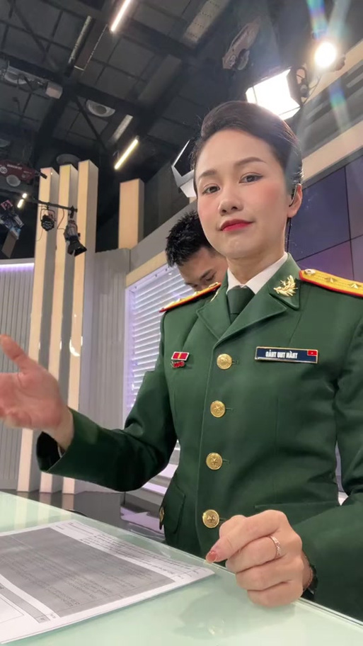 雅妮，军事节目主持人的风采，雅妮，军事节目主持人的魅力风采