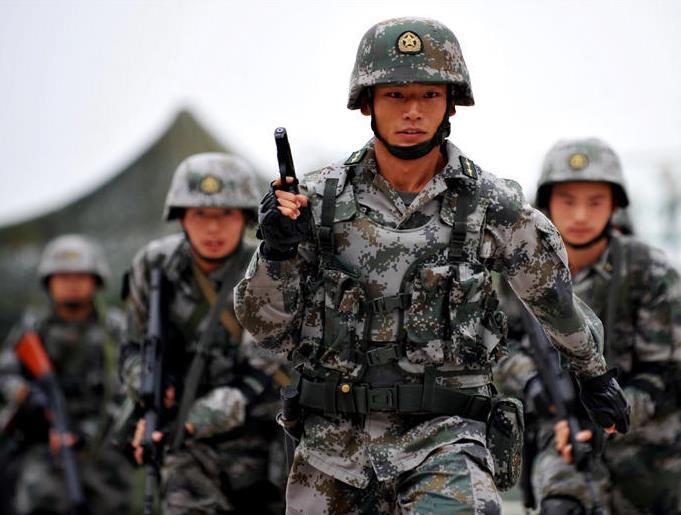 美国陆军用什么枪，武器选择与装备演变，美国陆军武器演变，从枪支选择看装备发展之路