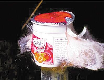 手榴弹扔裤裆，战争与幽默的荒诞交汇，战争中的荒诞幽默，手榴弹扔向裤裆的荒诞瞬间