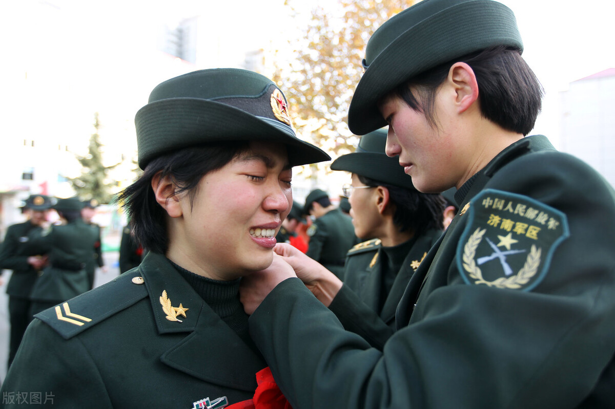 大学生当兵苦吗女生，深度探讨与理解，女大学生当兵的苦与累，深度探讨与理解