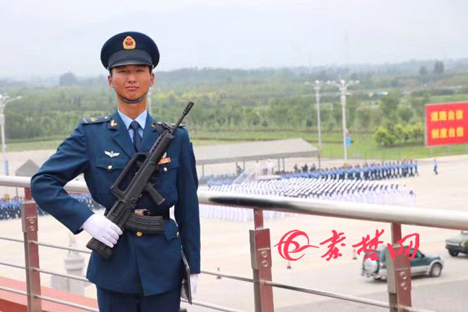 庆祝空军荣耀，纪念中国空军成立七十周年庆典中的方队风采，中国空军七十周年庆典，方队风采展现空军荣耀