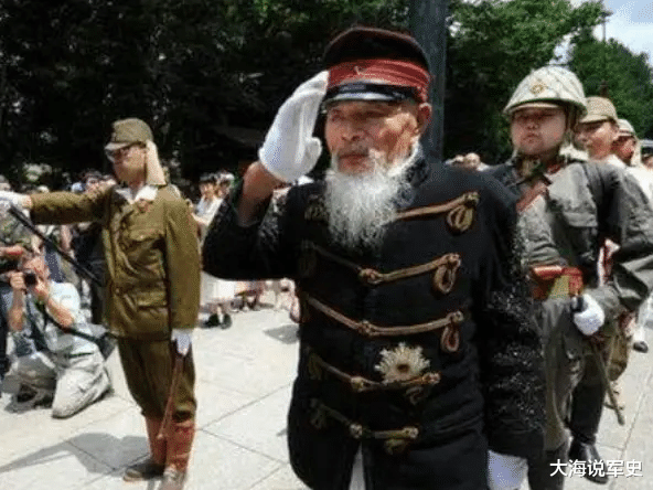 日本老兵对新兵的行为，历史反思与现代启示，日本老兵与新兵行为对比，历史反思与当代启示