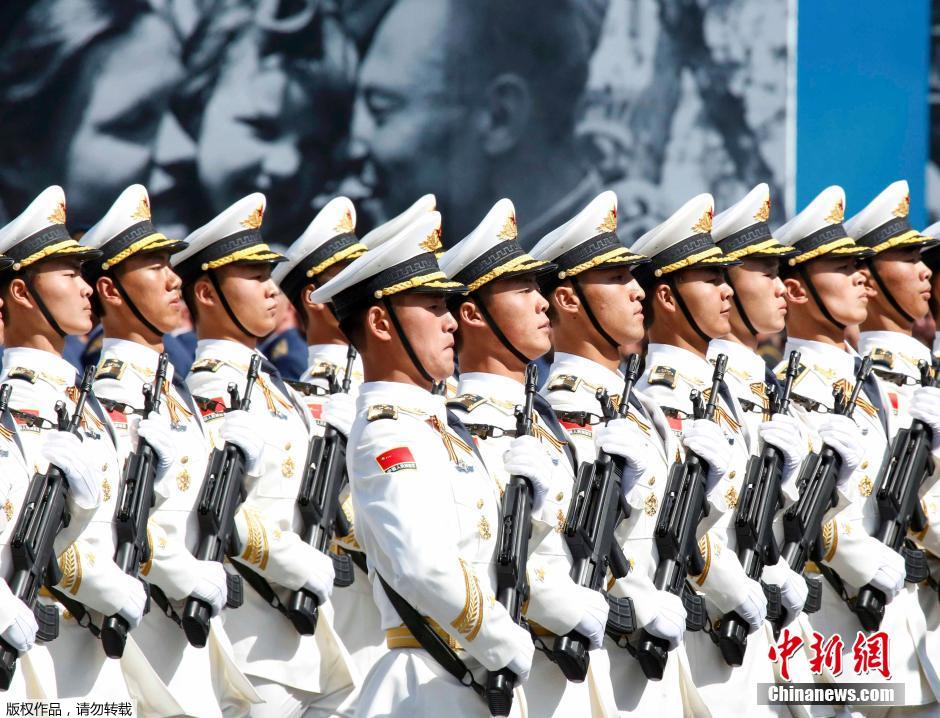 中国解放军参加俄罗斯阅兵，跨越国界的军事友谊与共同安全追求，中俄军事友谊与共安追求，中国解放军参加俄罗斯阅兵跨展国界的力量