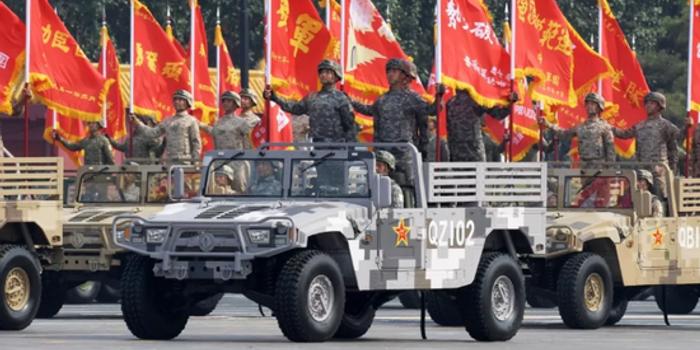 阅兵战旗方队中的多彩旗帜，阅兵战旗方队中的多彩旗帜展示风采