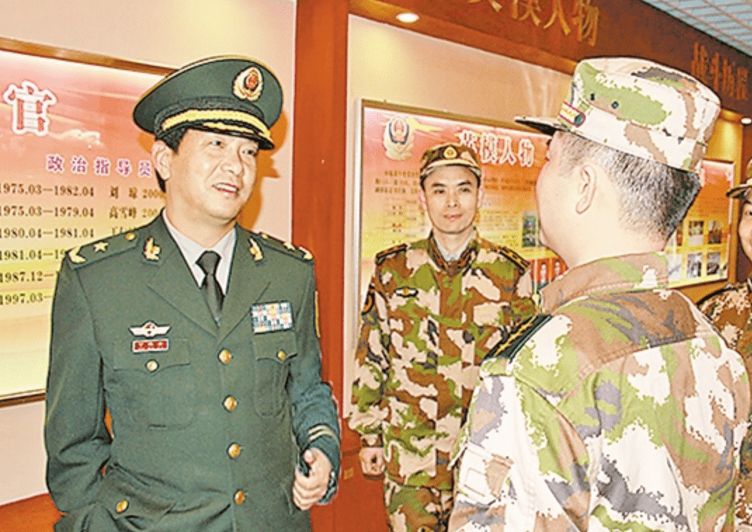 左手将军丁晓东，一位身残志坚的军事英才，左手将军丁晓东，身残志坚的军事英才传奇