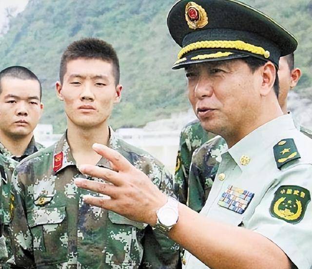 左手将军丁晓东,一位身残志坚的军事英才,左手将军丁晓东,身残志坚的军事英才传奇